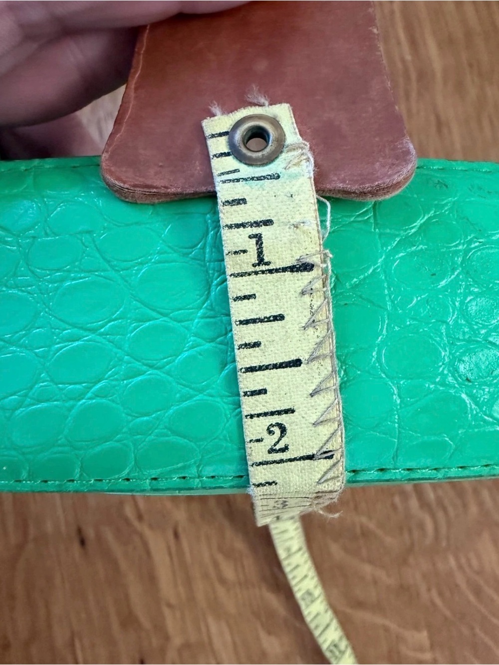 Croc-Embossed Green Shoulder Bag with Sculpted Chain Accent - Picture 10 of 12